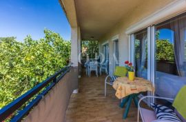 Stan s garažom i panoramski pogledom, Crikvenica, Apartamento