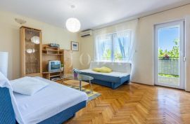 Stan s garažom i panoramski pogledom, Crikvenica, Appartement