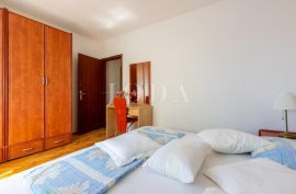 Stan s garažom i panoramski pogledom, Crikvenica, Apartamento