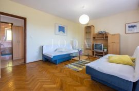 Stan s garažom i panoramski pogledom, Crikvenica, Apartamento