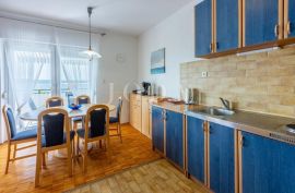 Kuća sa 5 apartmana i 2 garaže, Crikvenica, House