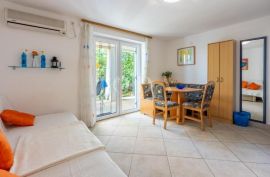 Kuća sa 5 apartmana i 2 garaže, Crikvenica, House