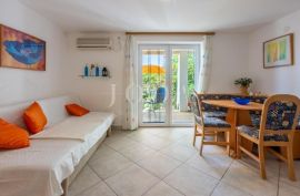 Kuća sa 5 apartmana i 2 garaže, Crikvenica, House