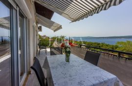 Kuća sa 5 apartmana i 2 garaže, Crikvenica, House