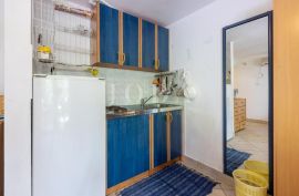 Kuća sa 5 apartmana i 2 garaže, Crikvenica, House