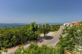 Kuća sa 5 apartmana i 2 garaže, Crikvenica, Дом