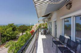 Kuća sa 5 apartmana i 2 garaže, Crikvenica, House