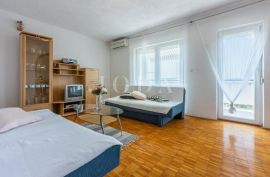 Kuća sa 5 apartmana i 2 garaže, Crikvenica, Casa