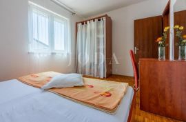 Kuća sa 5 apartmana i 2 garaže, Crikvenica, House