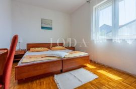 Kuća sa 5 apartmana i 2 garaže, Crikvenica, Maison