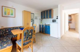 Kuća sa 5 apartmana i 2 garaže, Crikvenica, House