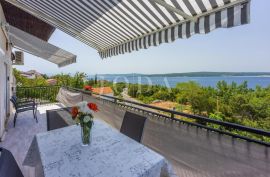 Kuća sa 5 apartmana i 2 garaže, Crikvenica, Дом