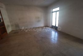 Imotski poslovni prostor 88,60 m2 + terasa - najam, Imotski, Ticari emlak