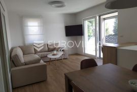 Istra, Poreč, najam trosobnog komfornog stana NKP 83,30 m2 u rezidencijalnom djelu, Poreč, Kвартира