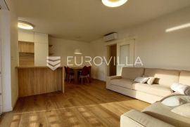 Istra, Poreč, najam trosobnog komfornog stana NKP 83,30 m2 u rezidencijalnom djelu, Poreč, Apartamento