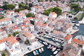 Kaštel Gomilica kamena kuća 2. red do mora, Kaštela, بيت