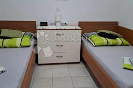 Samo kod nas!! Lijepo uređeni apartman sa terasom u Barbatu, Rab, Appartement