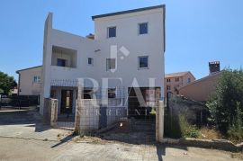 Kaštanjer stan 93m2 (3SS+DB) kod nove bolnice !, Pula, Appartement