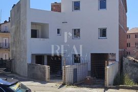 Kaštanjer dvoetažni stan 63m2 2ss+db,VRT !, Pula, Appartment