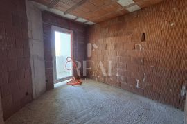 Kaštanjer dvoetažni stan 63m2 2ss+db,VRT !, Pula, Appartment