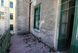 Rijeka, prostrani stan ispunjen bogatom poviješću., Rijeka, Appartment