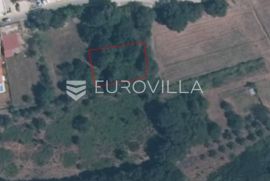 Pula, Pješčana Uvala - lijepa građevinska parcela 756 m2 okružena zelenilom, 350 m od mora, Medulin, Terreno