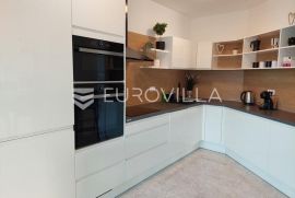 Istra, Pula, Pješčana uvala, četverosoban stan, garaža, NKP 141,94 m2, Medulin, Appartement