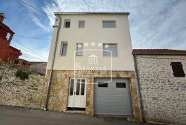 Zadar, Diklo - tipična dalmatinska kuća 120m2 u blizini mora! 255000€, Zadar, Maison