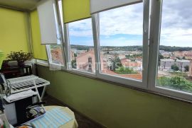 Pula - blizina centra, stan 60,57 m2 5.kat, Pula, Appartment