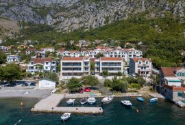 Stan u Risnu prvi red do mora, Kotor, Appartement