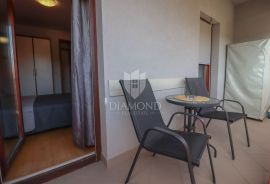 Rovinj, blizina centra, opremljen stan s velikom terasom, Rovinj, Apartamento