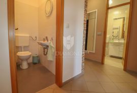 Rovinj, blizina centra, opremljen stan s velikom terasom, Rovinj, Apartamento