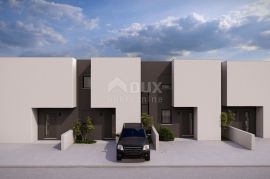 ŠIBENIK, VODICE - moderna kuća u nizu 99,43m2 + okućnica + 2 parking mjesta – S3, Vodice, Haus