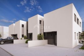 ŠIBENIK, VODICE - moderna kuća u nizu 89,39m2 + okućnica + 2 parking mjesta – S1, Vodice, House