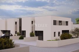 ŠIBENIK, VODICE - moderna kuća u nizu 89,39m2 + okućnica + 2 parking mjesta – S1, Vodice, House