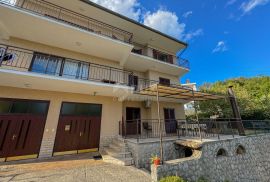 OPATIJA, IČIĆI – kuća blizu marine Ičići za uređivanje, bogata okućnica, panoramski pogled na more, garaže, Opatija - Okolica, House