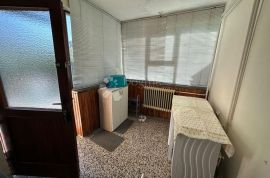 CENTAR GRADA, KUĆA, 2 POMOĆNA OBJEKTA, PLUS 2000m2 GRAĐEVINSKOG ZEMLJIŠTA, Krnjak, Famiglia