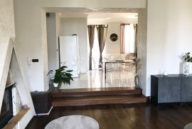 Bulevard-prostrani stan sa 2 balkona, Rijeka, Appartment