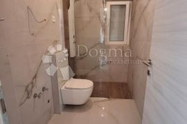 Dvoetažni apartman u Palitu sa prekrasnom krovnom terasom, Rab, Kвартира