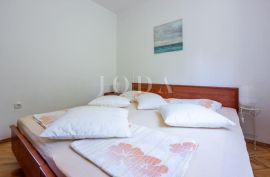 Stan s okućnicom 150m od mora, Crikvenica, Flat