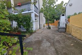 Stan s okućnicom 250m od mora, Crikvenica, Appartment