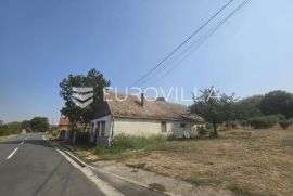 Erdut, Dalj, Stara kuća sa zemljištem od 5332 m2 u centru sela, voćnjak, Erdut, بيت