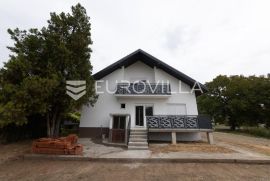 Sarvaš, renovirana kuća za prodaju, zemljište 1845 m2, Osijek - Okolica, بيت