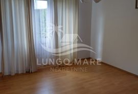 N.Vinodolski, Stan 113m2, okućnica, 300 m od mora, Novi Vinodolski, Appartment