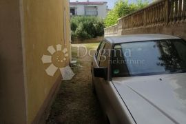 TRIBUNJ, namješten stan sa terasom, pripadajući parking i mali vrt, Tribunj, Kвартира