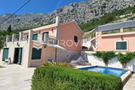 Omiš, MIMICE, villa s bazenom na mirnoj lokaciji površine 162 m2, na zemljištu površine 557 m2, Omiš, Famiglia