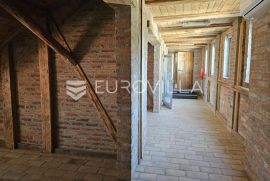 Osijek, Centar, poslovni prostor na 2. katu (60 m2- 140 m2), Osijek, Ticari emlak