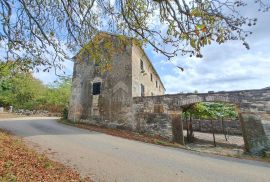 ISTRA, GROŽNJAN, OKOLICA - starina sa zemljištem od 60000 m2, Oprtalj, Casa