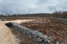 Lovreć, Dalmatinska zagora - građevinska parcela uz glavnu prometnicu, Lovreć, Terrain