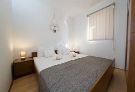 CRIKVENICA, CENTAR - stan 2S+DB s balkonom i pogledom na more na odličnoj lokaciji! PRILIKA!, Crikvenica, Apartamento